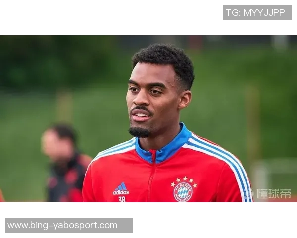 赫拉芬贝赫在禁区外遭铲倒主裁未判罚比赛继续进行引发争议